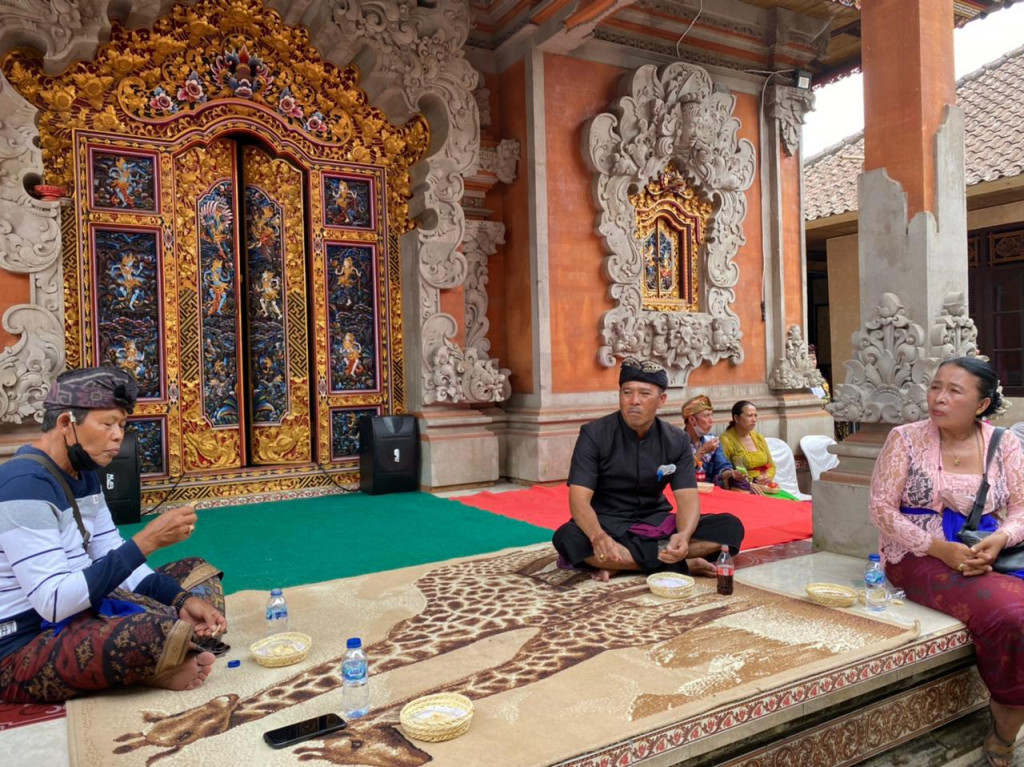 Perbekel Petang Menghadiri Acara Pawiwahan,di Br Selantang